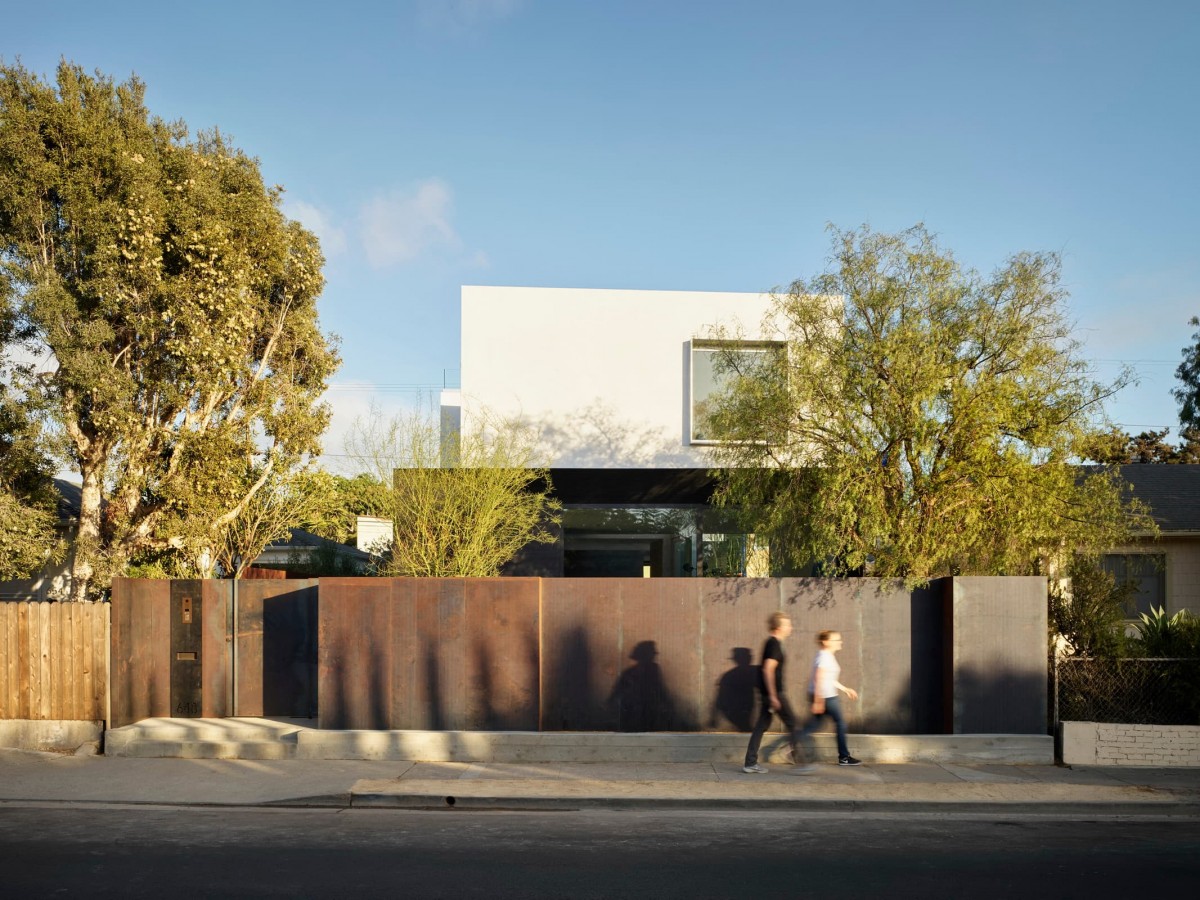 Spectral Bridge House