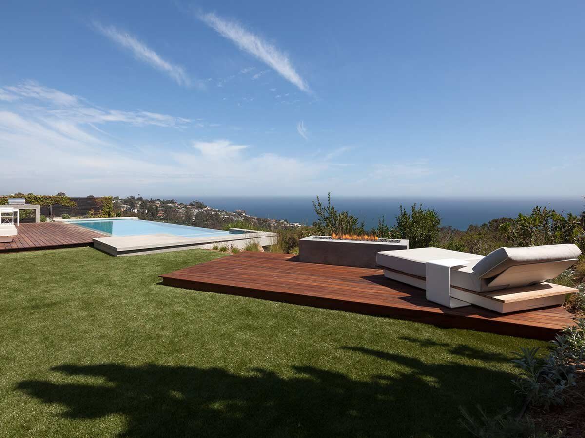 Modern-coastal-design-yard-overloking-shore